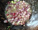 Foto langkah ke 5 dari resep Sayap Ayam Goreng Oseng Bawang.