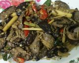 Hình bước làm 4 của món Nấm Đông Cô Xào Sả Ớt