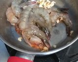 Foto langkah ke 2 dari resep Udang Goreng Bawang Putih.