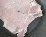 Foto del paso 1 de la receta: Chuletas ahumadas encebolladas