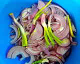 Foto del paso 2 de la receta: Cebollas moradas encurtidas con guindillas y zanahorias