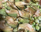 Foto del paso 2 de la receta: Tortilla de verduras de temporada: habas y alcachofas del mercado