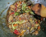 Foto langkah ke 4 dari resep Oseng Kerang Pedas Manis.