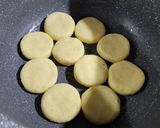 Foto del paso 6 de la receta: 🥔🧀 Llapingachos 🧀 Tortillitas de papa rellenas de queso, a la sartén 🧀🥔
