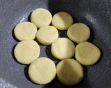 Foto del paso 6 de la receta: 🥔🧀 Llapingachos - Tortillitas de papa rellenas de queso, a la sartén 🧀🥔