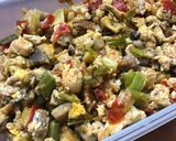 Φωτογραφία βήματος 4 της συνταγής Scrambled eggs με πράσο, μανιτάρι και ντοματίνια