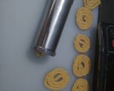 A picture of step 2 of Butter murakku ya chakli.
