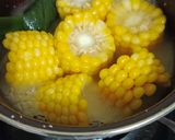 Foto langkah ke 3 dari resep Jagung Rebus Mentega.