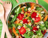 Hình bước làm 3 của món 🌱 Salad Hoa Cỏ (Cúc Tần & Bồ Công Anh)