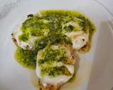 Foto del paso 5 de la receta: Pollo con pesto de rúcula y ensalada de cherry