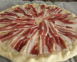 Foto del paso 3 de la receta: Hojaldre de cebolla, panceta y huevo duro