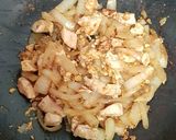 รูปขั้นตอนการทำที่ 3 ของ หัวหอมผัดเนยใส่ไก่