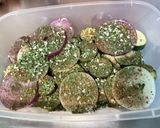 Une image de l'étape 7 de Courgettes et duo d’oignons grillés au zaatar et herbes aromatiques.