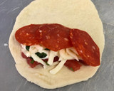 Foto del paso 5 de la receta: Calzone ripieno di pepperoni e fromaggio al forno/ Pizza rellena