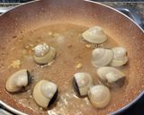 Foto del paso 2 de la receta: Tintorera con almejas en salsa