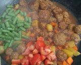 Foto langkah ke 6 dari resep Semur Bola-Bola Daging Sapi.