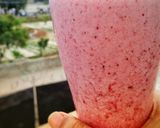 A picture of step 4 of Berry banana smoothie.