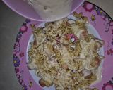 Foto langkah ke 4 dari resep Mie gulung sosis tanpa telur dengan parsley bubuk sederhana sat set cemilan anak.