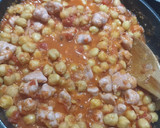 Foto del paso 2 de la receta: Garbanzos con tomate y salchichas