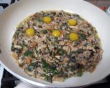 Foto del paso 3 de la receta: Tortilla de arroz con sorpresas 🧀🍳