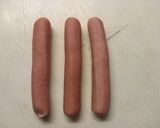 Foto del paso 1 de la receta: Salchichas enrolladas en jamón y queso con puré con manteca