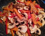 Foto del paso 3 de la receta: Tallarines de arroz al wok
