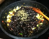 Foto del paso 9 de la receta: Alubias negras con morcilla y verdura a la Hierba María Luisa