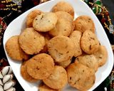 आटे की खस्ता मठरी (aate ki khasta mathri recipe in hindi) रेसिपी चरण 3 फोटो