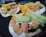 Foto del paso 2 de la receta: Quesadilla de flor de calabaza y chicharrón 🌮🧀🌻🐖🌿