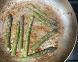 A picture of step 3 of Egg and bacon asparagus salad.