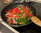 Foto del paso 4 de la receta: Tostas con pollo, cebolla y pimientos