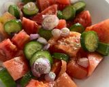 Foto del paso 7 de la receta: Ensalada de Tomate con Cebollitas Moradas de nuestras macetas