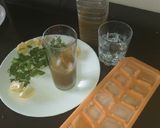 A picture of step 3 of Mint & lemon drink.