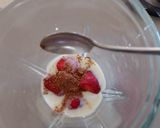 Foto del paso 2 de la receta: Yogur de frutilla con quinua, almendras y semillas de maravilla