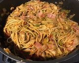 Une image de l'étape 16 de Spaghettis tricolores à la pancetta, poivrons, tomates, champignons et gruyère.
