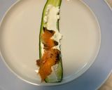 Foto del passaggio 2 della ricetta Involtini cetriolo Philadelphia e salmone affumicato