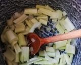 Kurkumás szárzellerkrémleves pirított dióval recept fázis 1 fotója