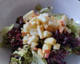 Foto del paso 1 de la receta: Ensalada🥗 de manzana🍏, uvas🍇, durazno🍑 y lechuga crespa morada🥙🥬