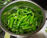 A picture of step 2 of Green garlic leaves chutney (hare lehsun ki chutney).