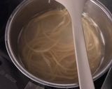 Foto del passaggio 1 della ricetta Spaghetti alla trota salmonata uvetta noci e pangrattato