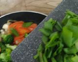 Foto langkah ke 4 dari resep Tumis Brokoli Jamur Wortel.