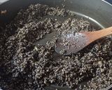 Foto del paso 4 de la receta: Arroz negro con calamar a la plancha