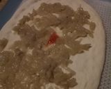 Une image de l'étape 1 de Pizza oignon tomate et fromages.