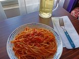 Fideos con salsa con pocos recursos..