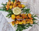 Une image de l'étape 6 de Brochettes de crevettes épicées à l’ananas.