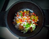 Foto del paso 4 de la receta: Huevos en el caldero de la abuela con chorizo argentino!