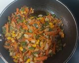 A picture of step 3 of Chicken schezwan udon noodles.