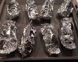 Foto del passaggio 4 della ricetta Patate con salsiccia al cartoccio #ilboccatv