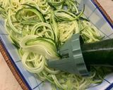 Bazsalikomos cukkini spagetti paradicsommal és feta sajttal recept fázis 1 fotója