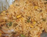 स्पाइसी चीज़ी वेज मैगी नूडल(spicy cheese veg maggi noodle recipe in hindi) रेसिपी चरण 6 फोटो